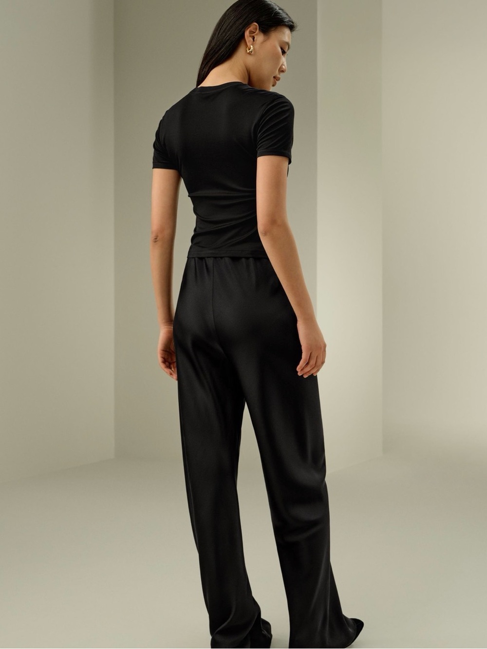 LilySilk Slim Fitted Silk Jersey Tee in Black SZ M - Picture 3 of 9